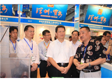 深圳市副市長(zhǎng)陳彪與劉董親切交談，詳細(xì)了解我公司產(chǎn)品