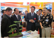 深圳副市長張文與劉董親切交談，關(guān)心我公司的發(fā)展