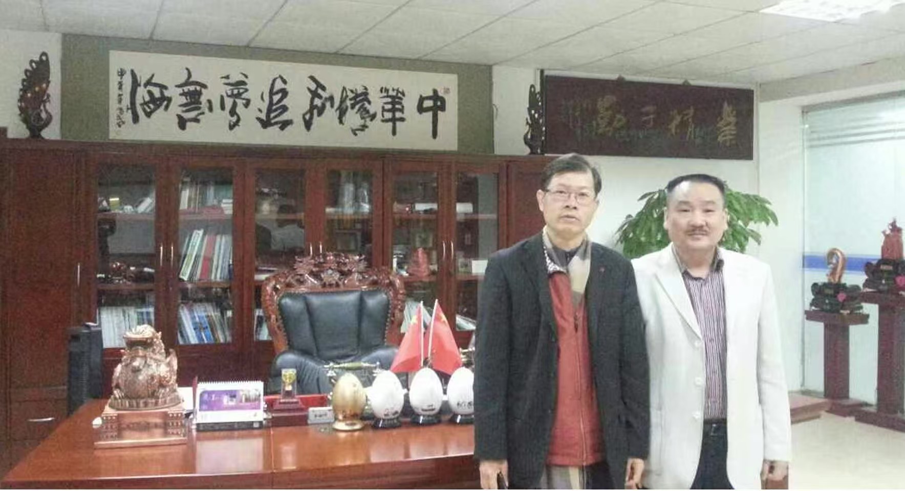 劉董與著名健康專家、負(fù)離子醫(yī)學(xué)專家、中國(guó)保健協(xié)會(huì)會(huì)長(zhǎng)陳曉峰合影1.jpg